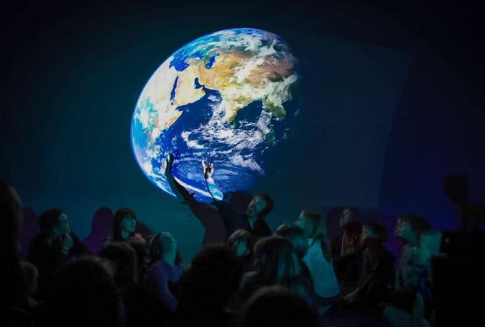Explorer Dome: mobile planetarium and hands-on science shows